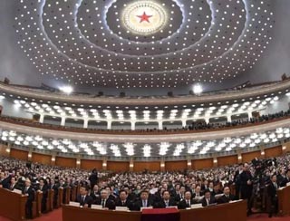 3月13日上午，十三屆全國人大一次會議召開第四次全體會議。會議上，新一輪國務院機構改革方案正式出爐。方案顯示，改革國稅地稅征管體制，將省級和省級以下國稅地稅機構合并。國稅地稅機構合并后，具體承擔所轄區(qū)域內(nèi)各項稅收、非稅收入征管等職責，實行以國家稅務總局為主與省(區(qū)、市)人民政府雙重領導管理體制。國稅地稅合并，企業(yè)界多樂見其成。全國工商聯(lián)今年由企業(yè)主筆的一份集體提案就建議國稅地稅合并，并表示這樣既有利于政府減少稅務監(jiān)管的投入，還可以降低企業(yè)因現(xiàn)行國稅、地稅分立體系而產(chǎn)生的多頭管理的成本等問題。配合分稅制改革 國稅地稅分立改革開放四十年來，我國已經(jīng)進行了多次稅制改革。1978年，中國實行經(jīng)濟體制改革，進行了第一步利改稅，即國有企業(yè)改上繳利潤為繳納所得稅;1984年實行第二步利改稅，將工商統(tǒng)一稅改為工商稅和產(chǎn)品稅、所得稅，開征城市維護建設稅;1986年開征個人所得稅;1994年施行了分稅制改革，根據(jù)不同行業(yè)和稅種，將產(chǎn)品稅改為增值稅，將建筑安裝、交通運輸、飲食服務、郵政電訊等服務行業(yè)所經(jīng)營項目納入營業(yè)稅的征收范圍，將過去的稅務局分為國家稅務局和地方稅務局，國稅地稅正式分立；不過，分稅制在發(fā)揮了重要作用之后，執(zhí)法不夠統(tǒng)一、辦稅不夠便利等問題也慢慢的呈現(xiàn)了出來。因此，從1994年分稅制以來，建議“國稅地稅合并”的聲音一直存在。時隔23年 國稅地稅再次合并如今，隨著營改增的推進，營業(yè)稅這一原地方主體稅種退出歷史舞臺，改為增值稅后，轉(zhuǎn)由國稅部門征管，地稅部門征管任務減少較多，“國稅地稅合并”的呼聲再起。加上5年前開始試行的國稅、地稅合作，在減輕納稅成本、優(yōu)化服務、強化征管和規(guī)范執(zhí)法等方面都顯示了較好的效果，這次就從合作變?yōu)榱撕喜?。這是繼1994年實行分稅制改革后，時隔23年，省級及省級以下國稅地稅機構再次合并。國稅地稅合并 減輕納稅人負擔據(jù)慧算賬了解，國稅地稅機構合并后，具體承擔所轄區(qū)域內(nèi)各項稅收、非稅收入征管等職責，實行以國家稅務總局為主與省(區(qū)、市)人民政府雙重領導管理體制。國稅地稅征管體制的改革，不但能夠節(jié)約稅收征管成本，也會大幅度降低納稅人的納稅成本。之前，很多納稅人要同時繳納國稅、地稅，存在“多頭跑”等問題; 改革后，納稅人通過一個窗口納稅，會更加方便，辦事效率也會提高，也節(jié)省了收稅成本。同時，在信息化如此發(fā)達的情況下，國稅、地稅兩套機構在不同程度上也存在資源重置，在現(xiàn)行制度體系下，實行一套機構就可以在一定程度上避免這些問題，對于提高征管效率也有好處。