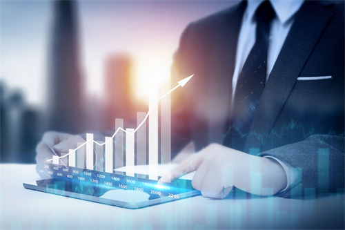 近年來，伴隨著電子商務(wù)的興起，物流行業(yè)發(fā)展迅猛。因此，很多創(chuàng)業(yè)人士想要注冊(cè)成立一家物流公司來開展經(jīng)營(yíng)活動(dòng)。那么，注冊(cè)物流公司流程和費(fèi)用是怎樣的呢？下面本文來帶您對(duì)此進(jìn)行具體了解！一、注冊(cè)物流公司的流程1、商業(yè)計(jì)劃和市場(chǎng)調(diào)研：在注冊(cè)物流公司之前，首先需要進(jìn)行商業(yè)計(jì)劃和市場(chǎng)調(diào)研。明確您的目標(biāo)市場(chǎng)、目標(biāo)客戶群體以及競(jìng)爭(zhēng)對(duì)手情況，評(píng)估市場(chǎng)需求和潛在的盈利空間。2、公司類型選擇：根據(jù)自身需求和發(fā)展規(guī)劃，選擇合適的公司類型。常見的物流公司類型包括有限責(zé)任公司、股份有限公司等。創(chuàng)業(yè)人員可咨詢專業(yè)工商注冊(cè)代理機(jī)構(gòu)的意見選擇合適的公司類型。3、公司名稱注冊(cè)：選擇一個(gè)獨(dú)特并符合相關(guān)法律法規(guī)的公司名稱。然后提交工商部門審核，以確保該公司名稱未被他人使用。如審核通過，創(chuàng)業(yè)人員便可使用該公司名稱用于注冊(cè)公司。4、公司辦公地址：確定您的物流公司的辦公地址。這可以是您自己的辦公場(chǎng)所或租賃的商務(wù)辦公空間。一般來說，物流公司的場(chǎng)地通常較大，所以，創(chuàng)業(yè)人員需確保您的所選地址符合當(dāng)?shù)胤ㄒ?guī)要求。5、辦理公司注冊(cè)手續(xù)：根據(jù)國(guó)家和所在地區(qū)的相關(guān)法律法規(guī)，辦理物流公司注冊(cè)登記手續(xù)。這可能包括填寫相關(guān)表格，提供個(gè)人身份信息、公司章程、所有者股權(quán)結(jié)構(gòu)等文件，并支付注冊(cè)費(fèi)用。6、取得許可證和執(zhí)照：在注冊(cè)過程中，會(huì)涉及到一些特定許可證和執(zhí)照的申請(qǐng)。這可能包括物流服務(wù)許可證、運(yùn)輸許可證、營(yíng)業(yè)執(zhí)照等。根據(jù)具體情況，了解相關(guān)的法規(guī)要求并按照要求辦理相應(yīng)手續(xù)。7、稅務(wù)登記和社保開戶：作為一家合法經(jīng)營(yíng)的物流公司，您需要根據(jù)當(dāng)?shù)胤ㄒ?guī)要求辦理稅務(wù)登記和開通社會(huì)保險(xiǎn)賬戶。咨詢當(dāng)?shù)囟悇?wù)部門和社保中心，了解具體要求和程序，并按要求提交所需材料。8、開通銀行賬戶：為您的物流公司開通專用的企業(yè)銀行基本賬戶。與當(dāng)?shù)氐纳虡I(yè)銀行聯(lián)系，了解開設(shè)企業(yè)賬戶所需的文件和手續(xù)，并按要求辦理開戶手續(xù)。至此，物流公司注冊(cè)流程基本完成！二、注冊(cè)物流公司的費(fèi)用注冊(cè)物流公司的費(fèi)用因地區(qū)和公司規(guī)模而異。以下是一些常見的費(fèi)用：1、公司注冊(cè)費(fèi)用：這包括核準(zhǔn)公司名稱費(fèi)用、獲取注冊(cè)地址費(fèi)用以及辦理其他相關(guān)注冊(cè)手續(xù)費(fèi)用。具體費(fèi)用根據(jù)地區(qū)的不同而有所差異。2、許可證和執(zhí)照費(fèi)用：申請(qǐng)物流服務(wù)許可證、運(yùn)輸許可證和營(yíng)業(yè)執(zhí)照通常需要支付相應(yīng)的費(fèi)用，具體費(fèi)用因地區(qū)而異。3、稅務(wù)和社會(huì)保險(xiǎn)費(fèi)用：辦理稅務(wù)登記和開通社會(huì)保險(xiǎn)賬戶需要支付一定的費(fèi)用。這些費(fèi)用因地區(qū)和公司規(guī)模的不同而不同。4、銀行賬戶開設(shè)費(fèi)用：開設(shè)企業(yè)銀行賬戶也會(huì)產(chǎn)生一些費(fèi)用，如賬戶維護(hù)費(fèi)、交易手續(xù)費(fèi)等。具體費(fèi)用需咨詢當(dāng)?shù)劂y行。5、員工薪資和設(shè)備費(fèi)用：作為一家物流公司，您需要支付員工薪資和購(gòu)置所需設(shè)備的費(fèi)用。這些費(fèi)用因公司規(guī)模和需求而有所不同。以上是對(duì)注冊(cè)物流公司流程和費(fèi)用介紹。如您想要注冊(cè)一家物流公司，但對(duì)上述兩方面問題不夠了解，便有必要對(duì)文中介紹內(nèi)容進(jìn)行詳細(xì)把握！